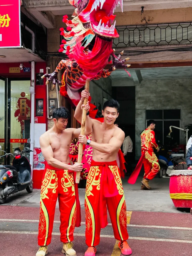 滨阳炮龙节迷彩兵哥被游客上手摸胸肌！想和他们一起放炮！