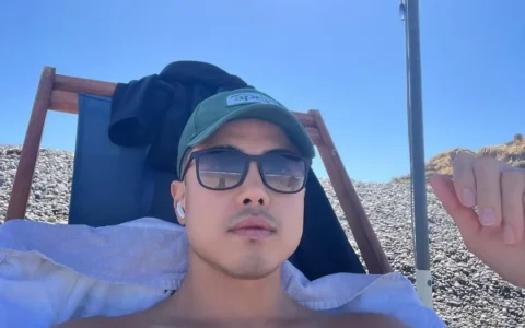 小哥紧身骑行服太垒直接脱啦实力藏不住！
