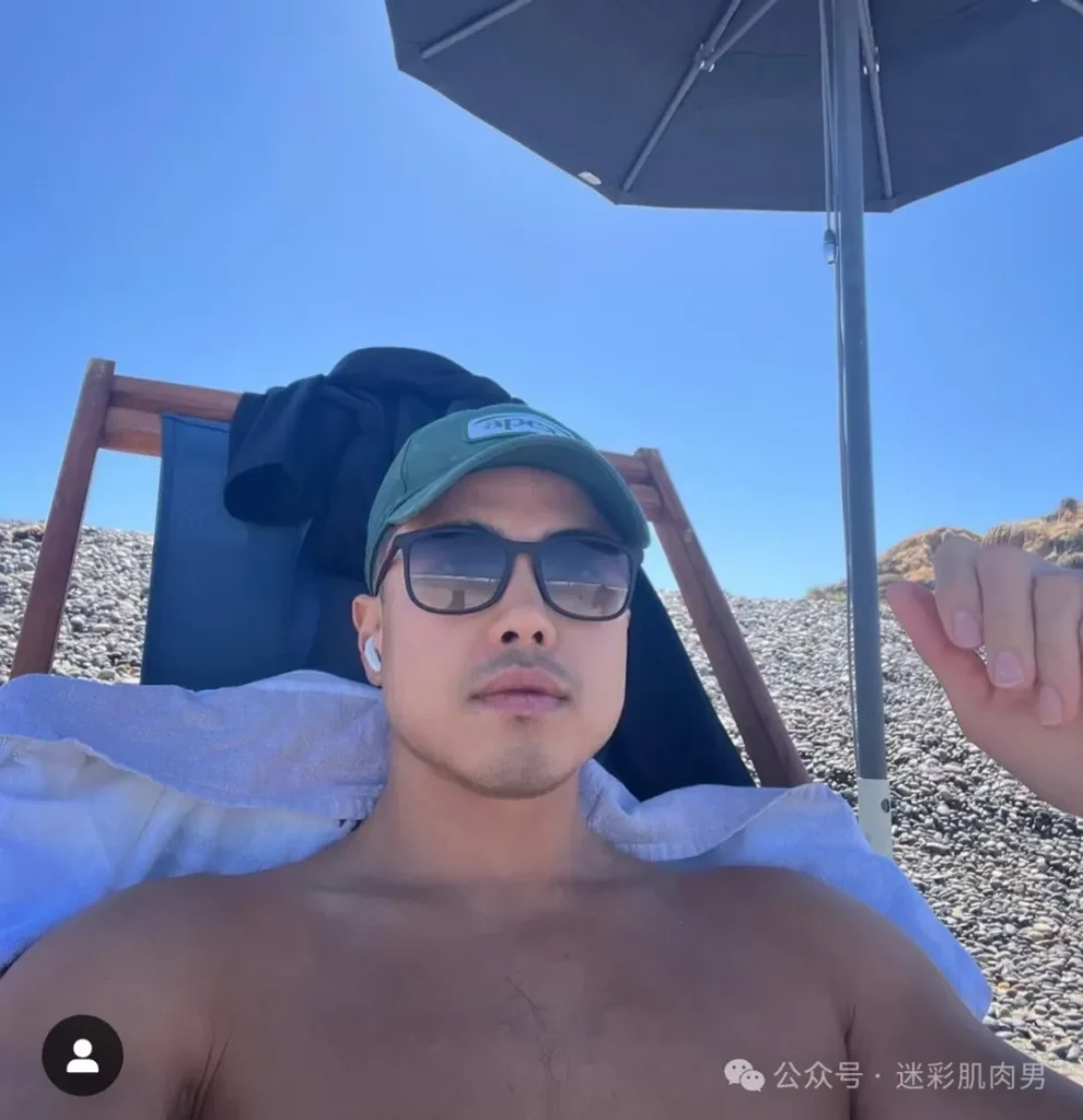 小哥紧身骑行服太垒直接脱啦实力藏不住！