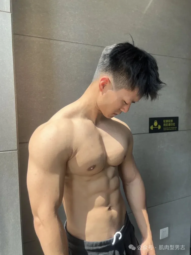 不穿衣服的重庆儿气机车猛男！