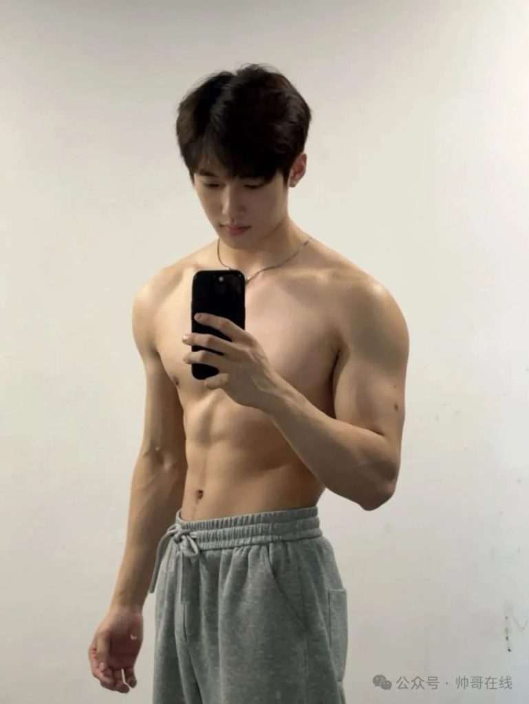 辛止蕾最爱的光膀子双肩包肌肉健身男大帅哥！