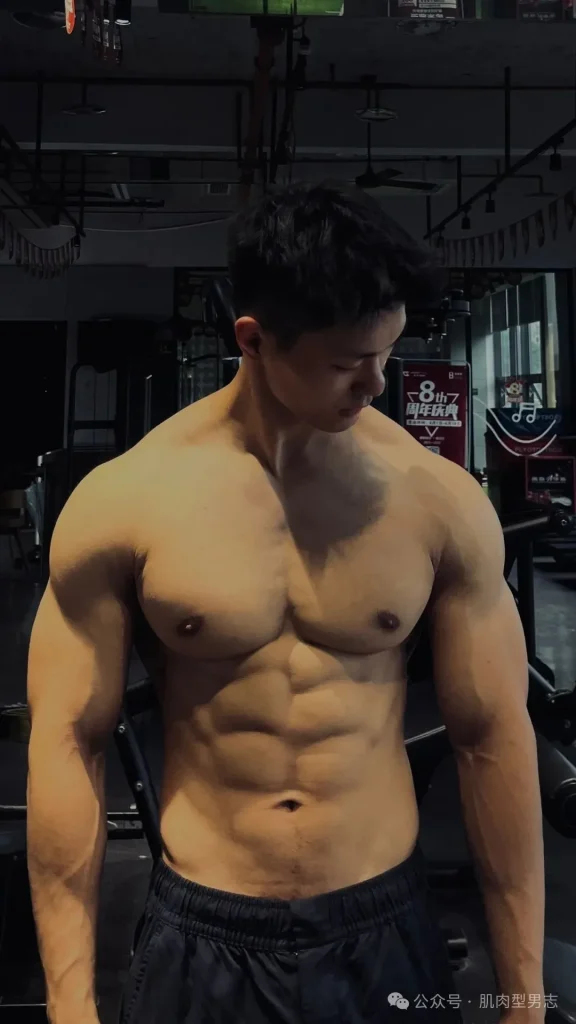 不穿衣服的重庆儿气机车猛男！
