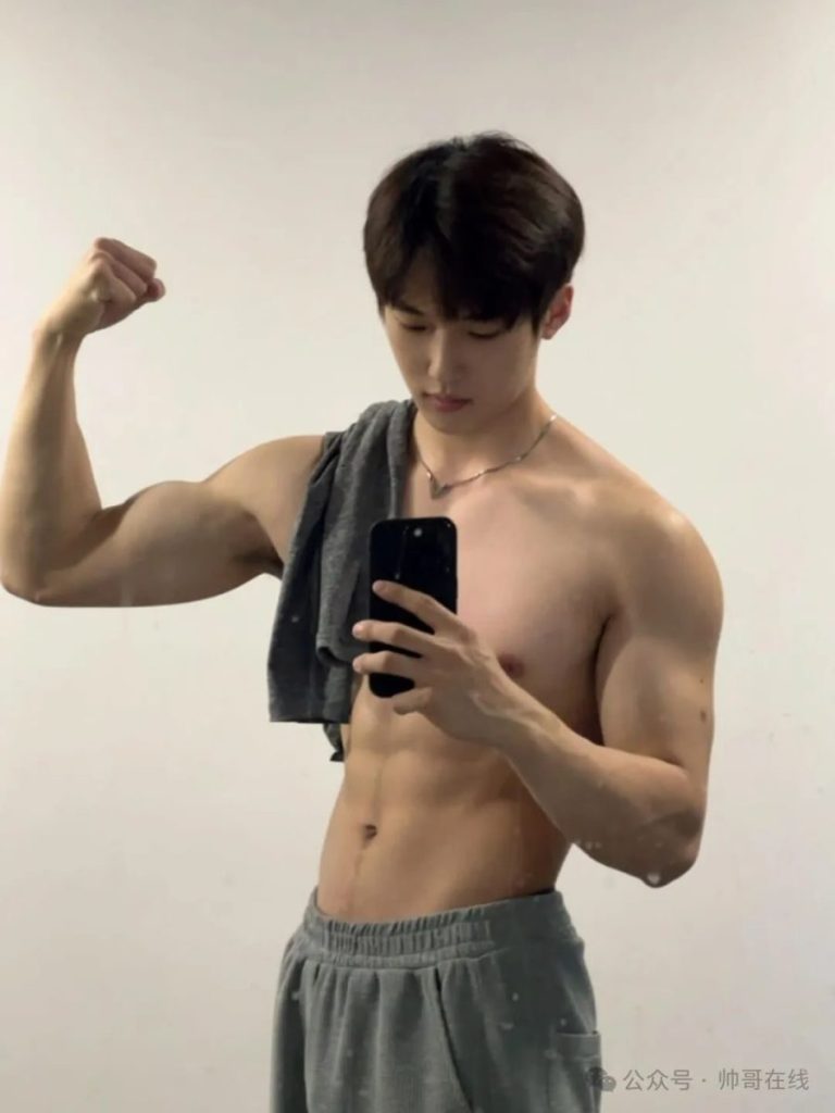 辛止蕾最爱的光膀子双肩包肌肉健身男大帅哥！