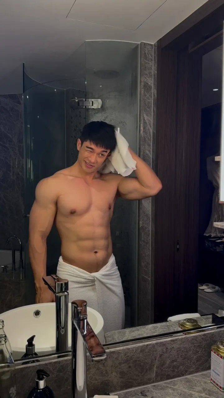 滑雪场不穿衣服的肌肉男长的真好看!
