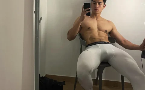 穿灰短裤的野生男自拍照！大长腿垒的太紧太好看啦！