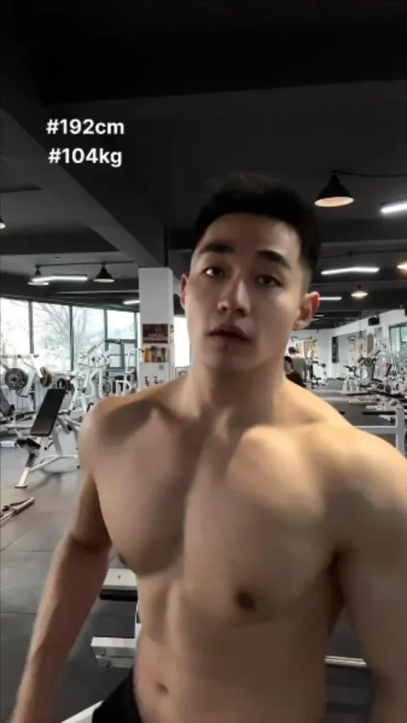 192cm寸头筋肉狼狗被“卖”了？本人辟谣：假的！这身材谁看了不想直接打钱？