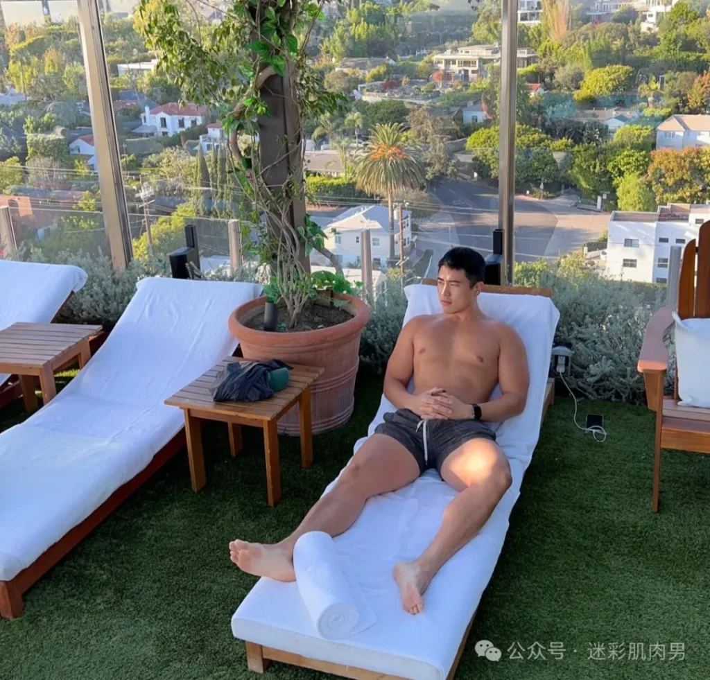 小哥紧身骑行服太垒直接脱啦实力藏不住！