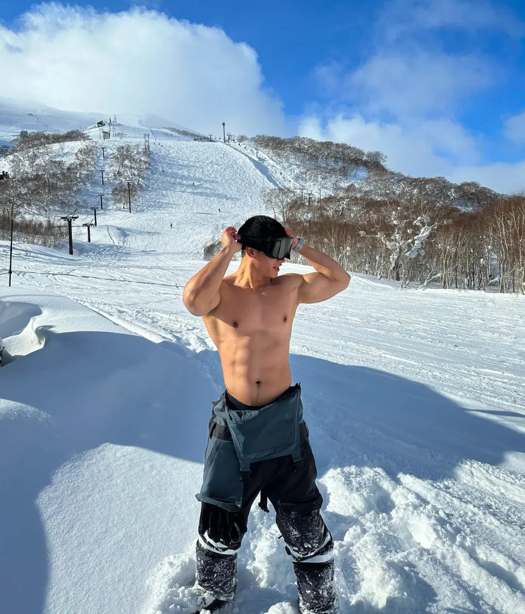 滑雪场不穿衣服的肌肉男长的真好看!