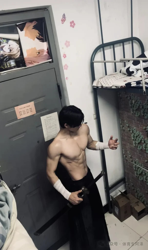宽肩窄腰195腹肌男大，男女通吃，刚入学就拿下众多学长.....