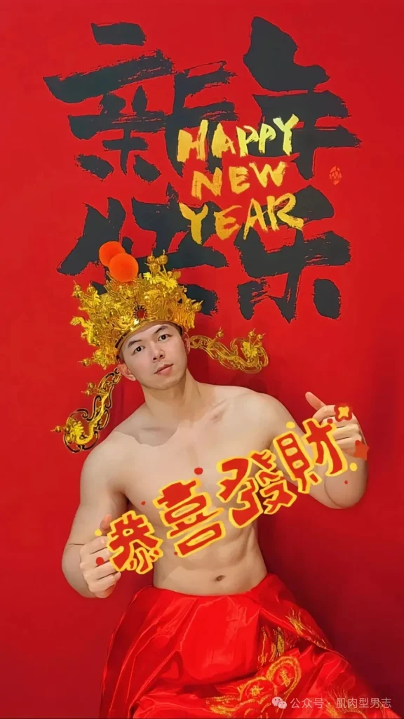 一肌肉小哥cos财神意外走红！这也太会拍了！