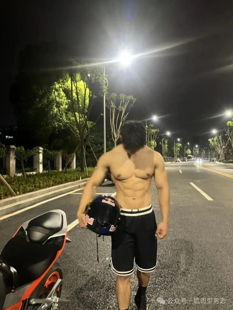 不穿衣服的重庆儿气机车猛男！