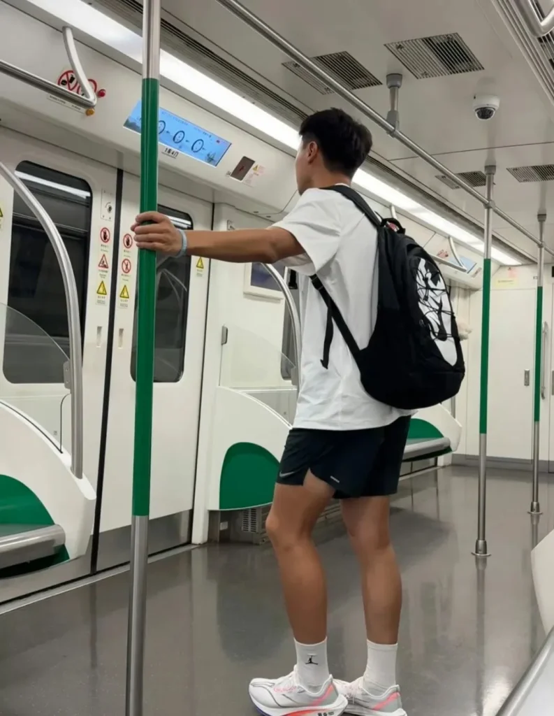 地铁偶遇体育生男高，白袜短裤，这小腿太美了