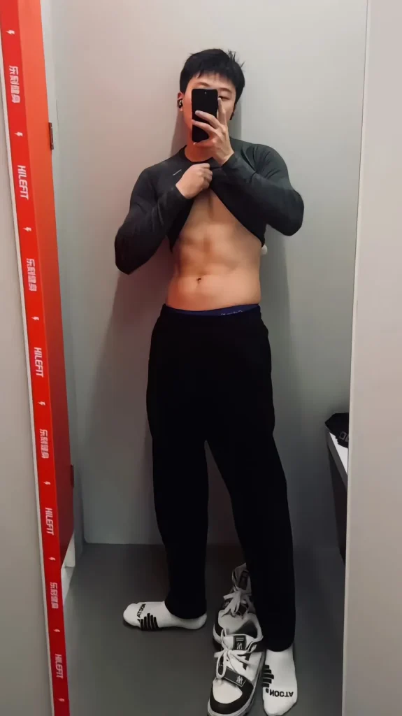 重庆黑皮筋肉崽儿海边玩水，白袜黏脚底算什么？性感才是王道！