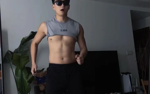 重庆黑皮筋肉崽儿海边玩水，白袜黏脚底算什么？性感才是王道！