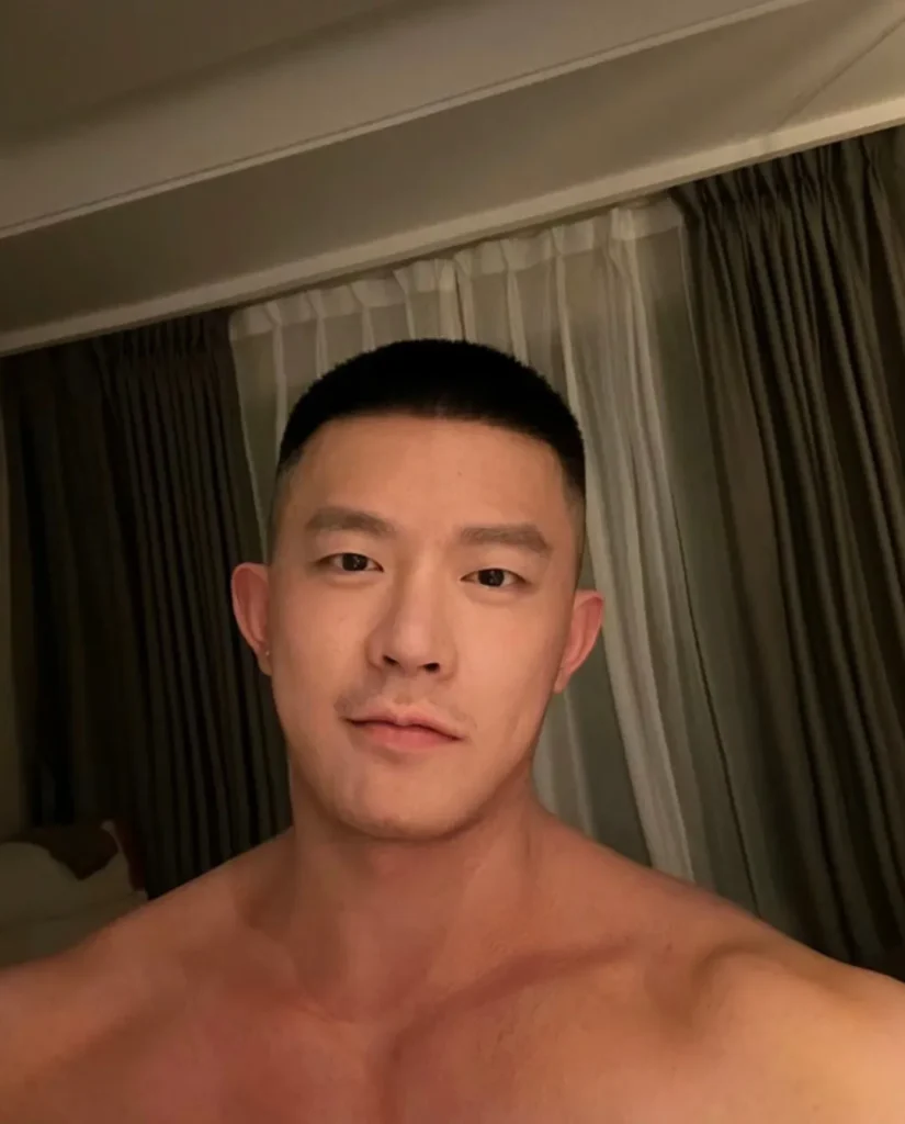 90后寸头痞帅黑皮帅哥，健身房自拍晒健壮脂包肌身材，这粗壮大腿肌肉太性感了