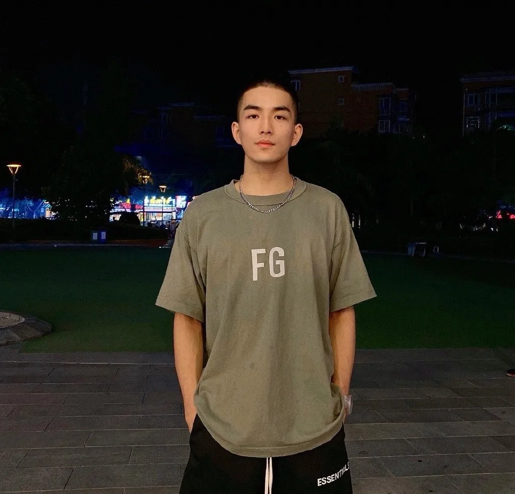 成都又一枚寸头腹肌宝藏小哥！