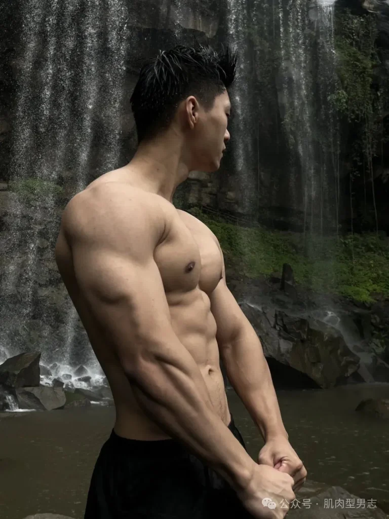 不穿衣服的重庆儿气机车猛男！