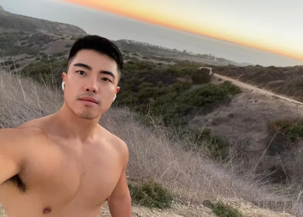 小哥紧身骑行服太垒直接脱啦实力藏不住！