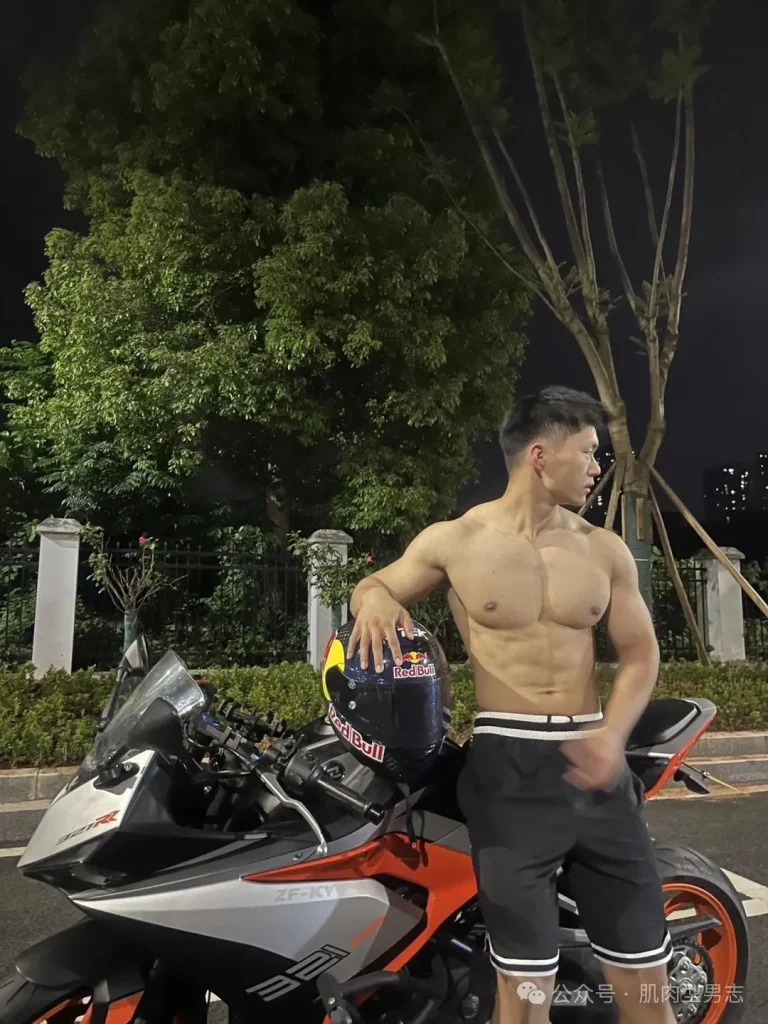 不穿衣服的重庆儿气机车猛男！