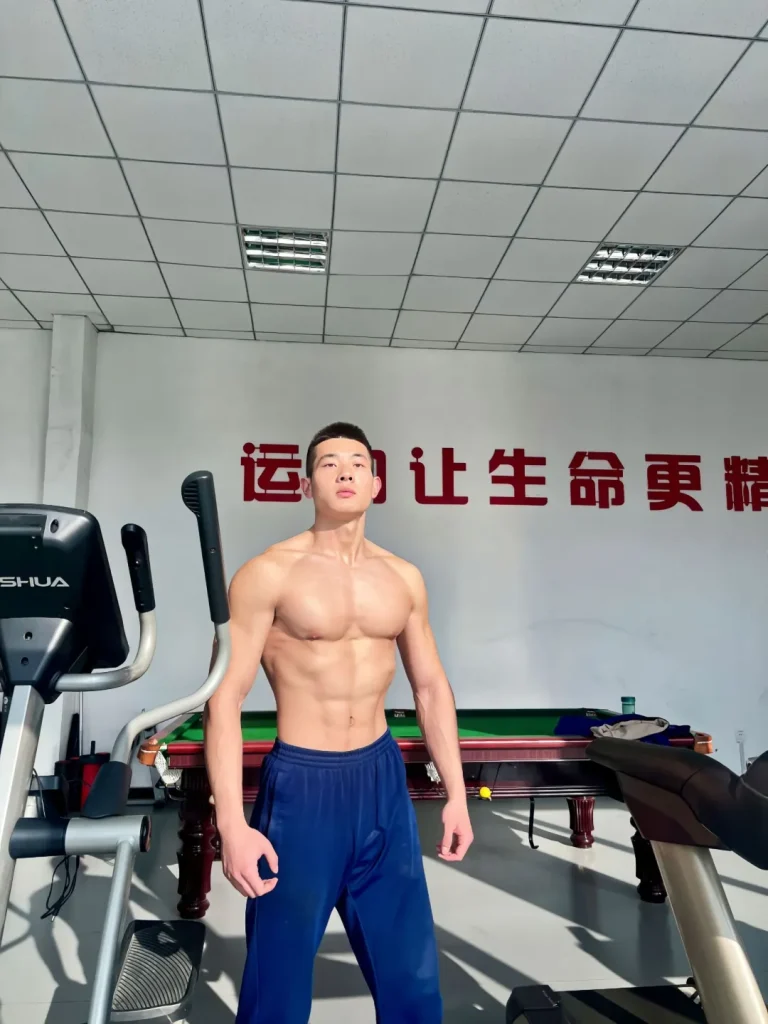 22岁硕大胸肌蓝朋友，宽肩细腰安全感爆棚！