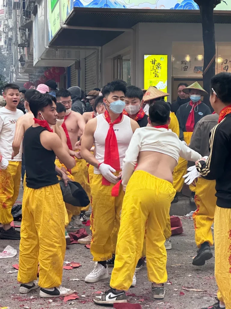 滨阳炮龙节迷彩兵哥被游客上手摸胸肌！想和他们一起放炮！