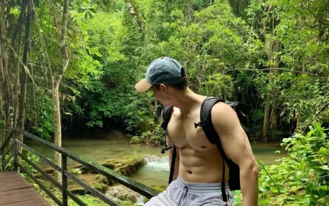 爬山累着的运动男直接下水洗澡，湿透的他太可了！！