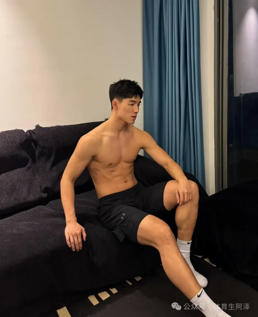 “黑白对撞，禁欲破防！”195黑皮猛男X白皮少年，暧昧拉满！