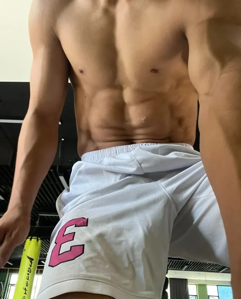 20男大体育生身材杀疯了