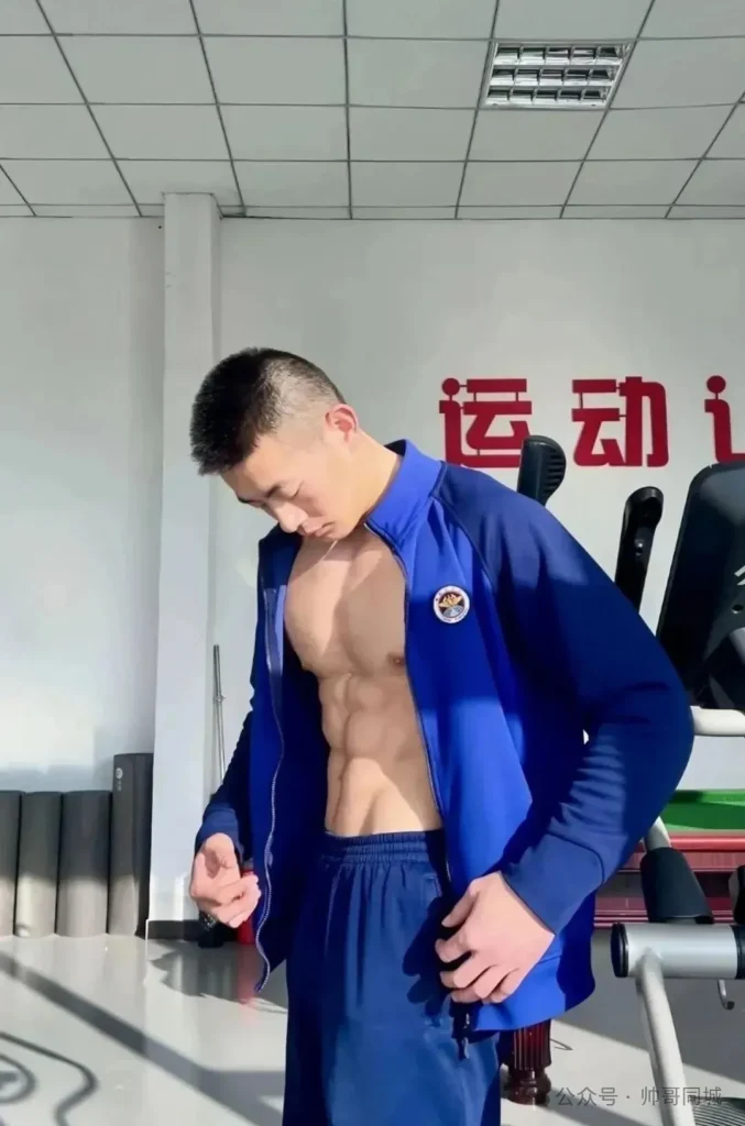 182CM寸头消防员小哥，脱衣大秀肌肉