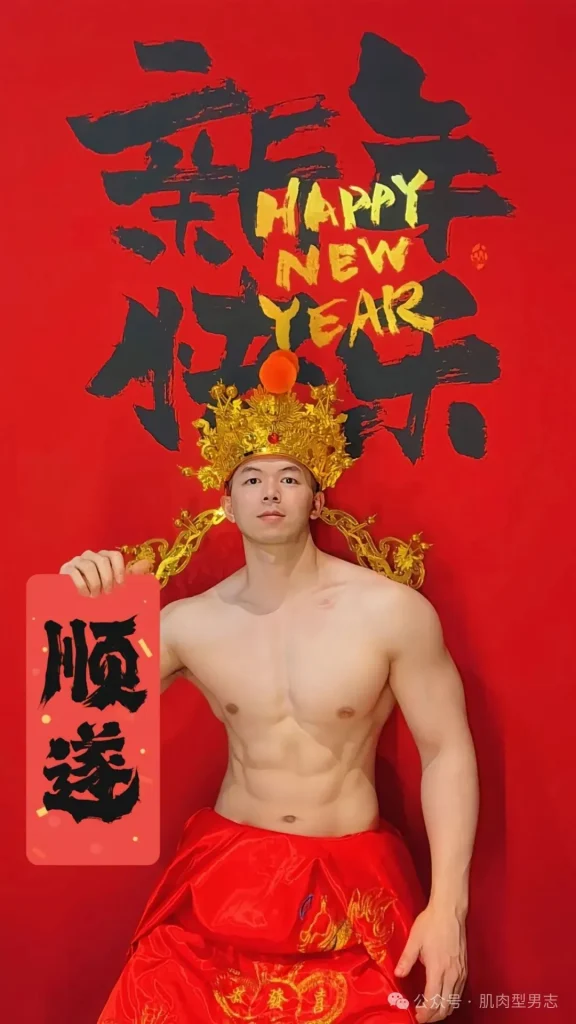 一肌肉小哥cos财神意外走红！这也太会拍了！