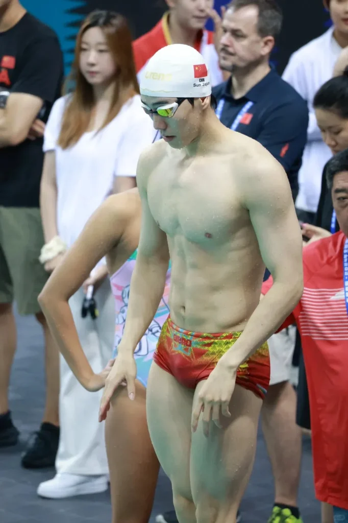 天呐零零后孙佳俊被一男子拍了？！网友直接炸锅啦！
