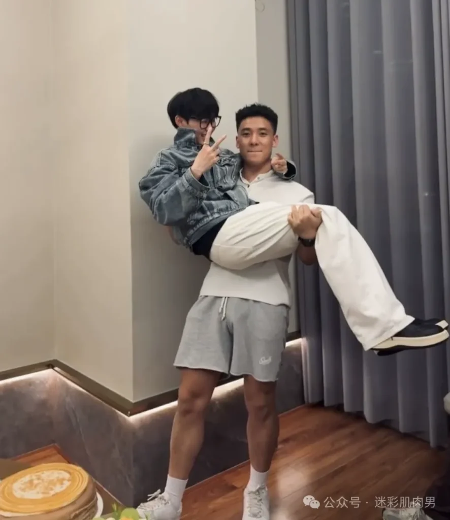 23岁一级游泳运动员自拍真好看!黝黑长腿腿穿太短 !