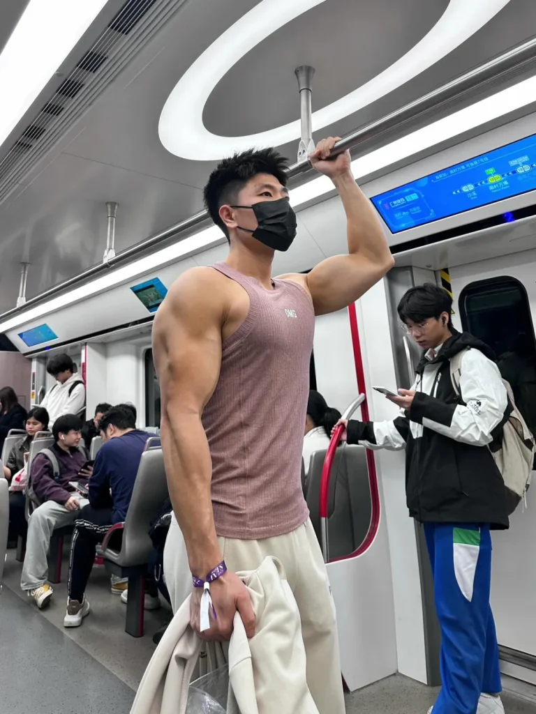 28岁广东肌肉博主,秀粗壮麒麟臂D杯大胸肌,难怪这身材爱穿背心,太能打了!