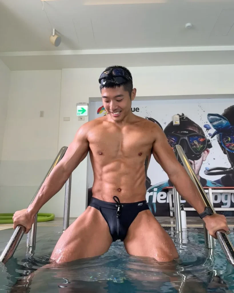直男教练更衣室换装引尖叫!这肌肉线条是真实存在的吗?