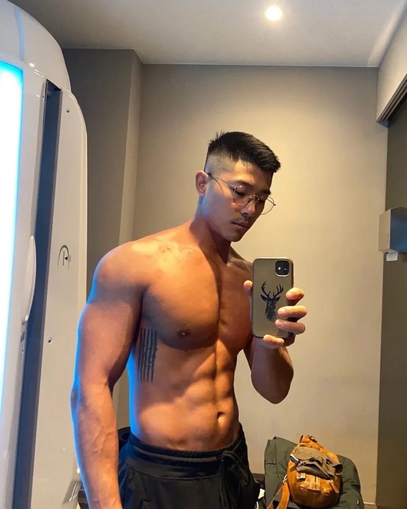 直男教练更衣室换装引尖叫!这肌肉线条是真实存在的吗?