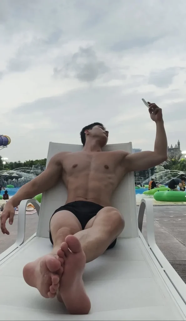 阳光洒在他身上:00后型男演绎禁欲系正装,马靴搭配也太绝了吧!