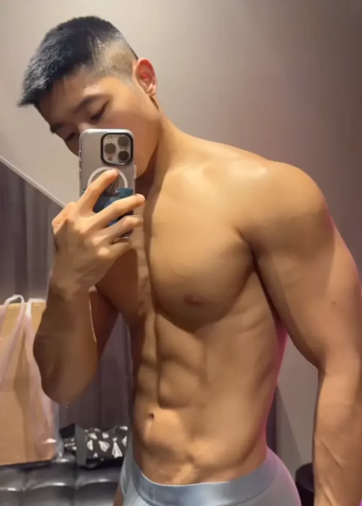直男教练更衣室换装引尖叫!这肌肉线条是真实存在的吗?
