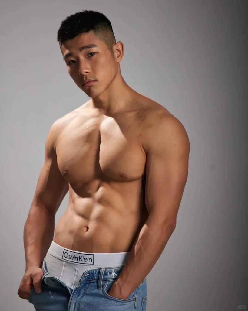 直男教练更衣室换装引尖叫!这肌肉线条是真实存在的吗?