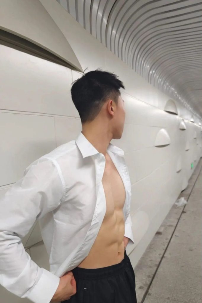 白衬衫封印不住荷尔蒙！这胸肌说是3D打印的我都信