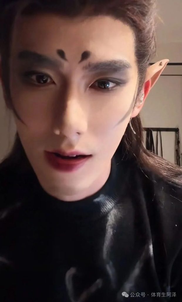 曾被女记者采访的百万网红，现是顶流，日收入10万......