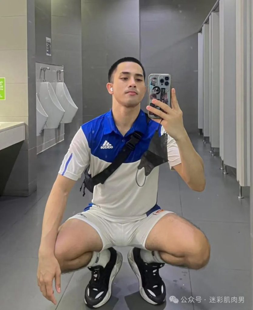 不穿内裤自拍的寸头小哥粗壮手臂大胸,真的超可以!
