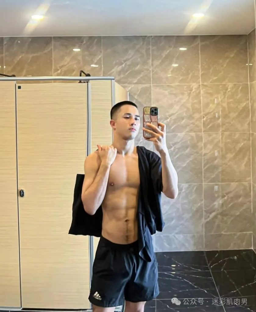 不穿内裤自拍的寸头小哥粗壮手臂大胸,真的超可以!