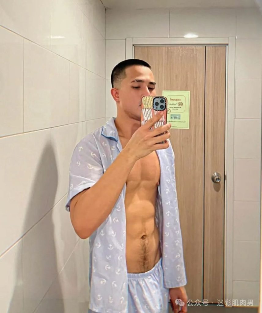 不穿内裤自拍的寸头小哥粗壮手臂大胸,真的超可以!