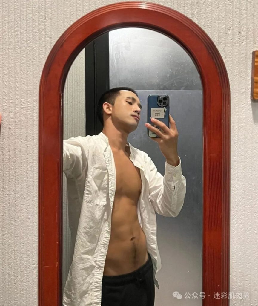 不穿内裤自拍的寸头小哥粗壮手臂大胸,真的超可以!