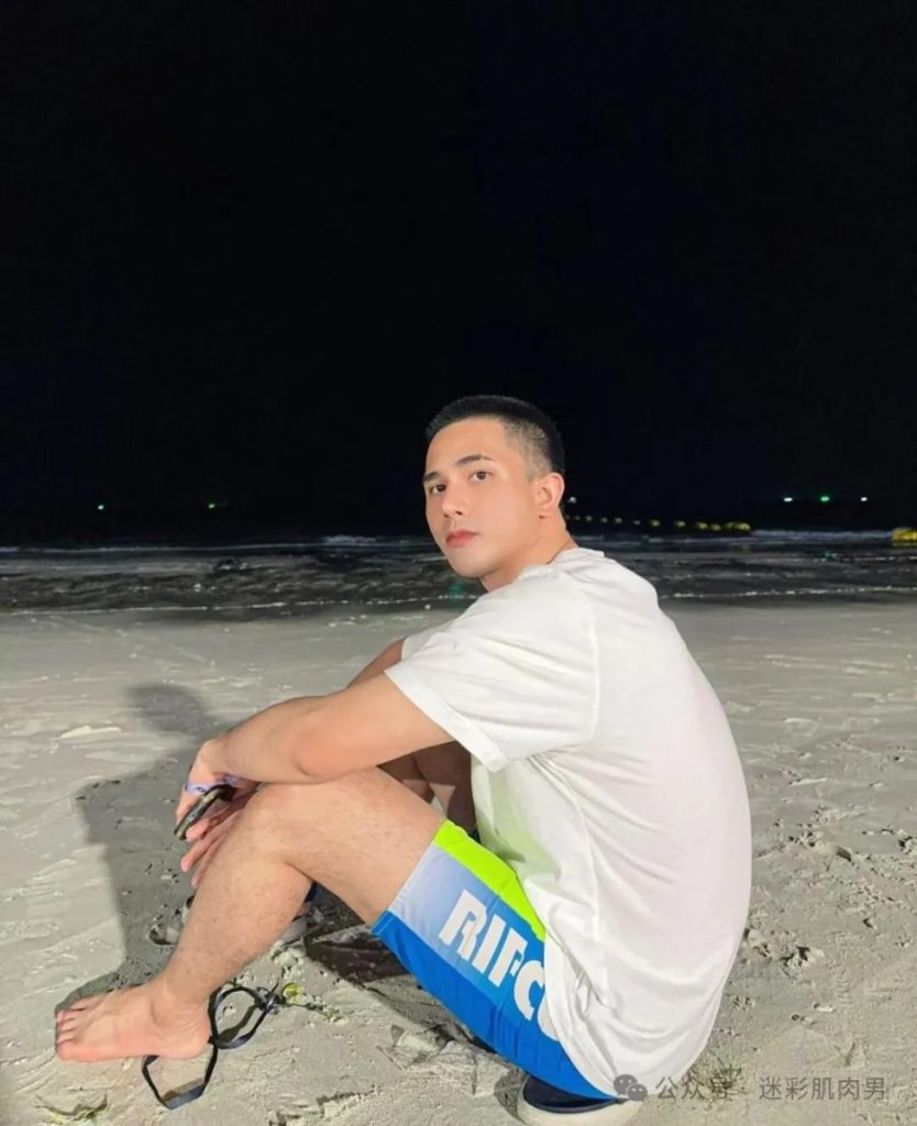 不穿内裤自拍的寸头小哥粗壮手臂大胸,真的超可以!