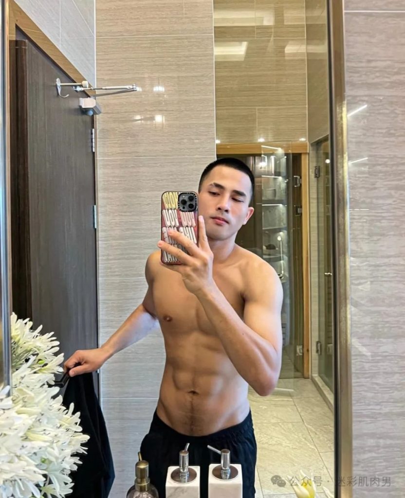 不穿内裤自拍的寸头小哥粗壮手臂大胸,真的超可以!