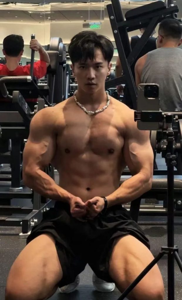 山西黑皮体育生宽肩窄腰脂包肌男友