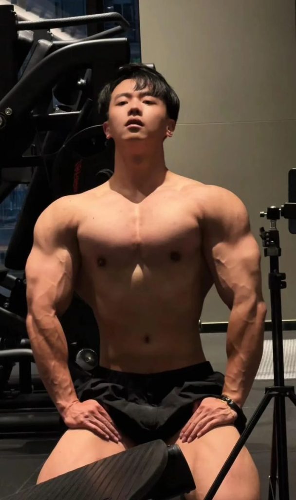 山西黑皮体育生宽肩窄腰脂包肌男友