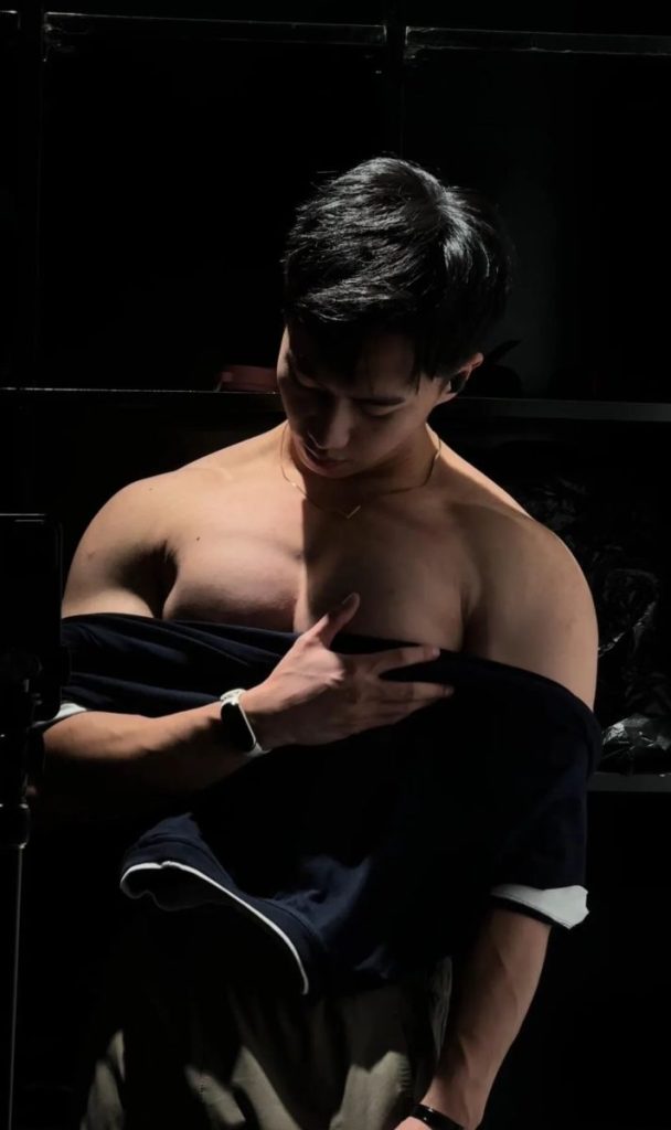 山西黑皮体育生宽肩窄腰脂包肌男友