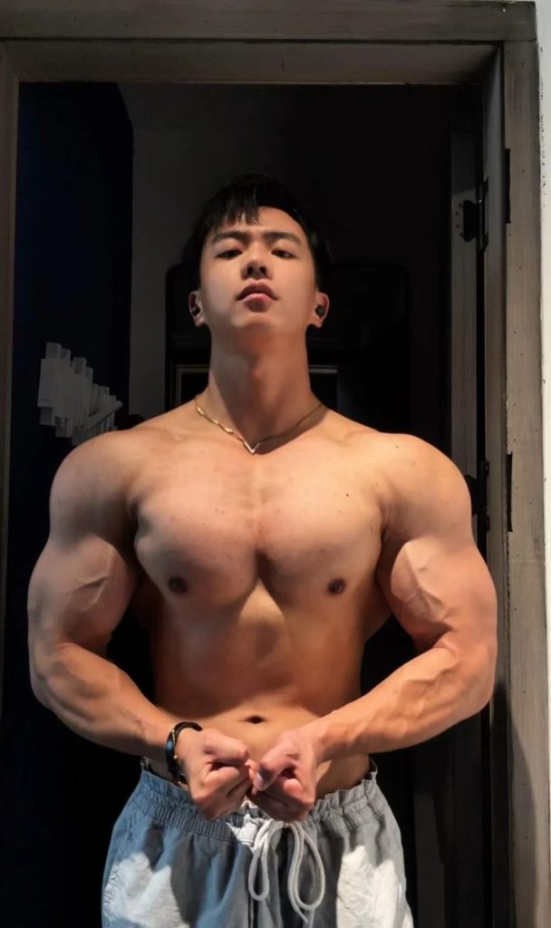 山西黑皮体育生宽肩窄腰脂包肌男友